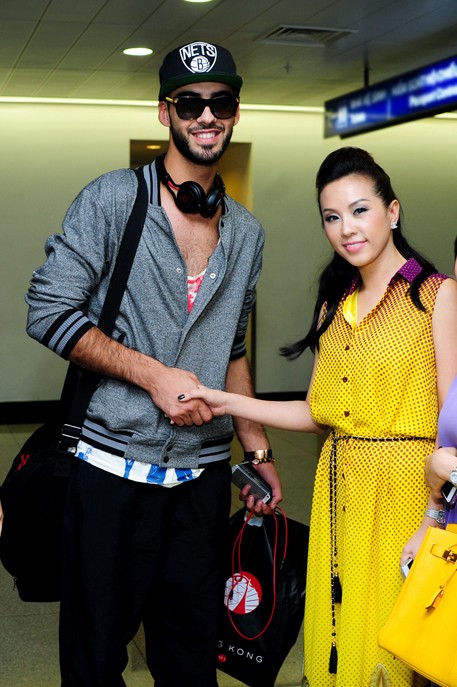 Hoa hậu Phu nhân Thu Hoài đón trai đẹp - Omar ngay sau khi bước chân ra khỏi máy bay